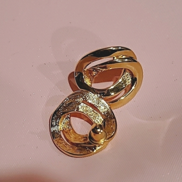 Womens Gold tone earrings, interlocking circles 🌴 - Picture 2 of 6